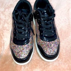 Tenis con brillo size 40 pero corren 8